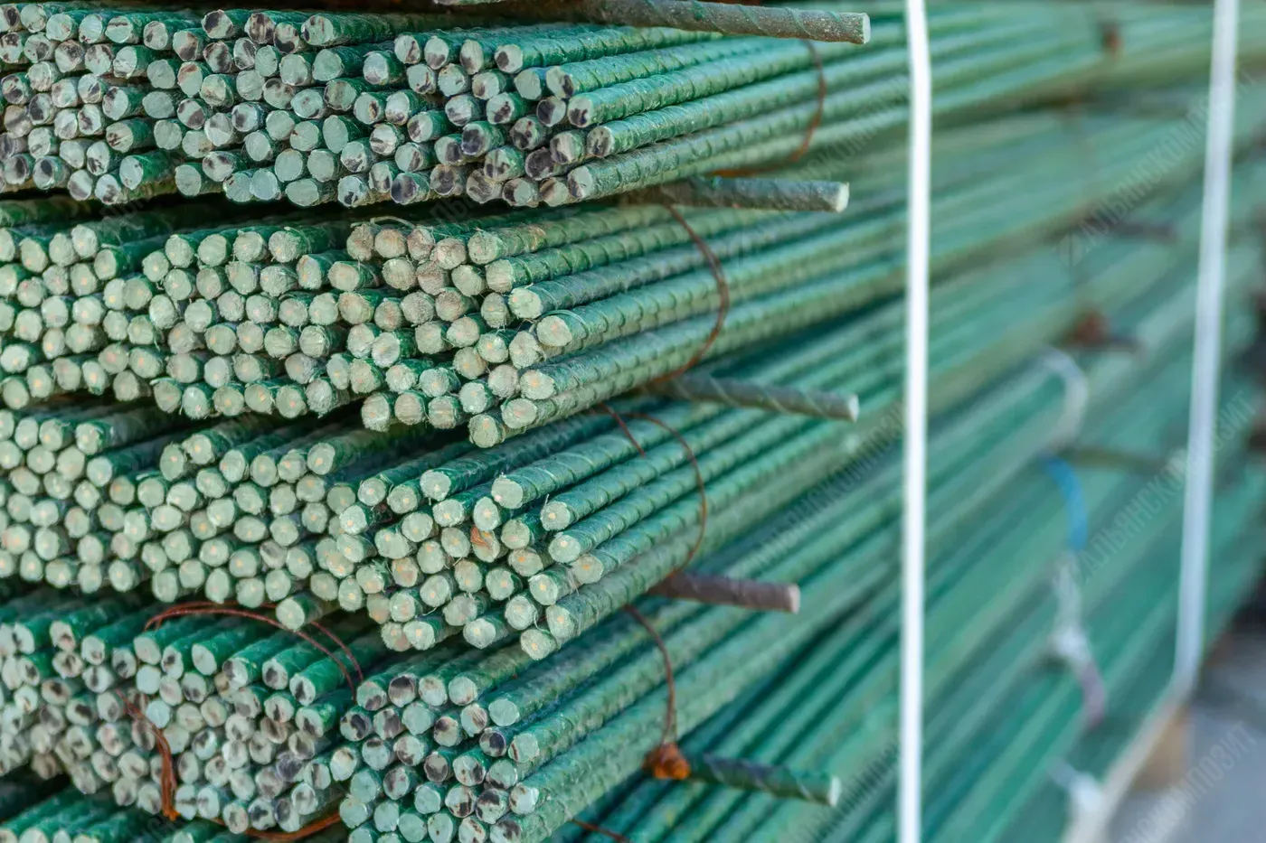 Колышки зеленые для подвязки растений 2 м